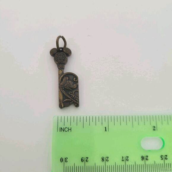 Charm Disney Insieme Mouse Head Key Keychain Small Brass Gold - Picture 1 of 6